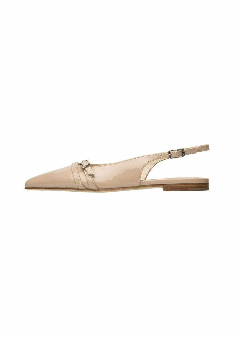 Ballerine slingback in pelle verniciata color nudo, con punta affusolata, cinturino alla caviglia regolabile e due fascia orizzontale sul davanti. Suola in legno leggera.