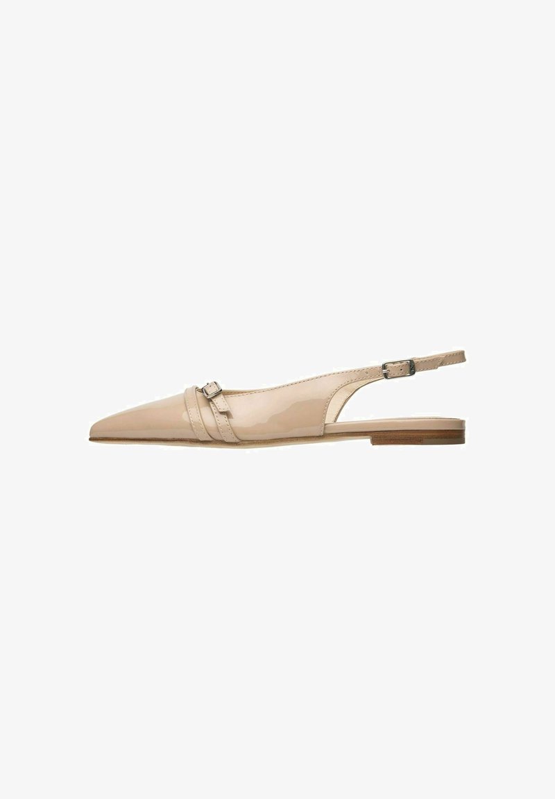 Ballerines slingback en cuir verni nude avec un orteil pointu, une sangle à la cheville réglable et deux bandes horizontales à l'avant. Semelle en bois légère.