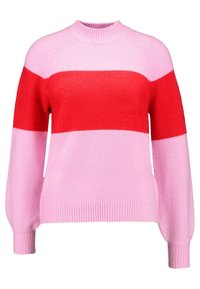 Pull en maille douce avec une large bande horizontale rouge sur la poitrine, sections supérieures et inférieures rose clair, et manches longues.