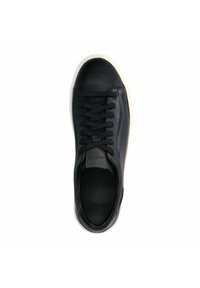 Zwarte leren sneaker met een gladde textuur, voorzien van een ronde neus, vetersluiting en een witte rubberen zool. Minimalistische branding op de tong.