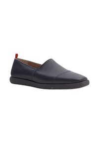 Scarpa slip-on in pelle blu navy con punta affusolata, linguetta del tallone rossa a contrasto e suola in gomma nera; texture liscia con dettagli di cucitura minimi.