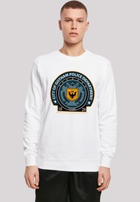 Hvid sweatshirt med et cirkulært blåt og orange Gotham Politidirektorat emblem, der har teksten "City of Gotham Police Department" og etableringsår.