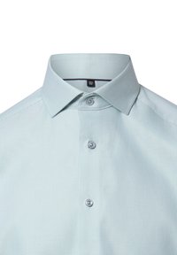 Camicia azzurro chiaro a maniche corte con tessuto testurizzato, colletto strutturato e due bottoni chiusi al collo. Sottile motivo geometrico.