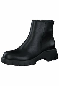 Botas de cuero negro hasta el tobillo con un acabado texturizado, punta redondeada y suela de goma gruesa con profundos relieves para mayor tracción.