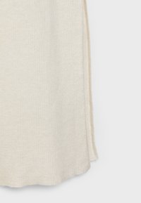 Robe en tricot côtelé beige avec fentes sur les côtés, texture douce et ourlet festonné. Le tissu a une finition légèrement brillante.