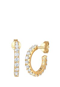 Goldene Creolen mit klaren Edelsteinen entlang der äußeren Kante, mit einer strukturierten Innenseite und einer glatten Vorderseite, gesichert mit einem Steckverschluss.