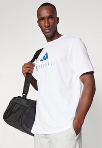 adidas Performance WORLDWIDE HOOPS LOGO GRAPHIC - Trükipildiga T-särk - white