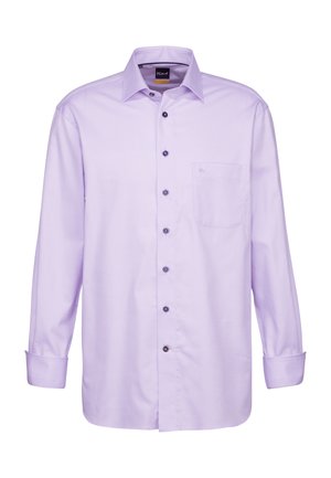 Helle lila Langarmshirt mit spitzem Kragen, das eine Tasche und dunkle Knöpfe entlang der Vorderseite hat. Glatte Textur des Stoffes.