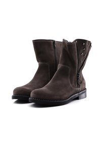 Para ciemno-brązowych zamszowych botków za kostkę z bocznymi suwakami i małymi metalowymi ćwiekami ozdabiającymi zewnętrzne boki.