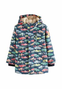 La veste matelassée pour enfants présente un fond bleu avec des illustrations de voitures colorées, une capuche et un doublure douce et texturée.