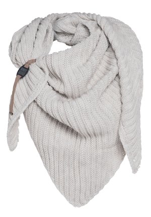 Dikke, gebreide sjaal in lichtgrijs met een driehoekige vorm. Heeft een zachte textuur en een decoratieve knoop aan één kant.