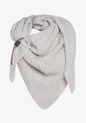 Dikke, gebreide sjaal in lichtgrijs met een driehoekige vorm. Heeft een zachte textuur en een decoratieve knoop aan één kant.