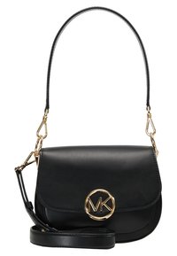 Schwarze Lederhandtasche mit einem goldenen runden Logo, Klappenverschluss, verstellbarem Tragegurt und glatter Textur. Verfügt über goldfarbene Hardware-Akzente.