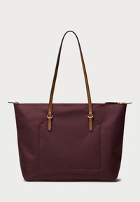 Bordová taška cez rameno s textúrovaným povrchom, hnedými koženými popruhmi, zipsovým uzáverom a prednou kapsou. Sú viditeľné akcenty zlatého kovania.