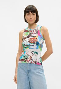 Πολύχρωμο αμάνικο τοπ φτιαγμένο από ελαστικό ύφασμα, με γραφικό τύπωμα που περιλαμβάνει κείμενο και αφηρημένα σχέδια. Ριχτή τσέπη και τελείωμα.