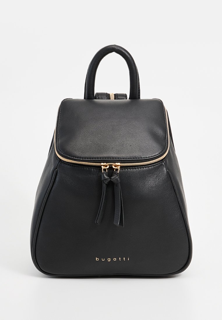 Sac à dos en cuir noir avec une fermeture rabat, fermeture éclair dorée et logo de la marque. Dispose d'une poignée et de bretelles réglables avec une texture lisse.