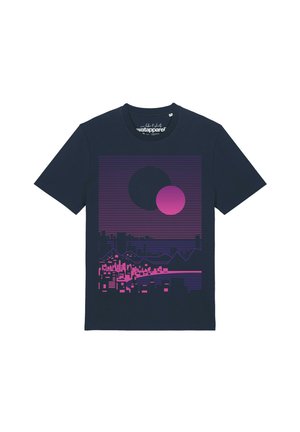 Marineblaues T-Shirt mit einer violetten und pinken Grafik, die eine Stadtsilhouette bei Nacht mit zwei großen überlappenden Kreisen am Himmel zeigt.