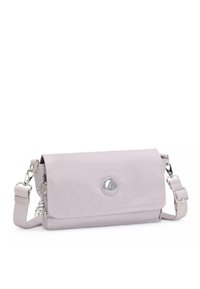 Borsa a tracolla lilla chiaro realizzata in materiale morbido, con chiusura a patta magnetica, hardware argento e tracolla regolabile.