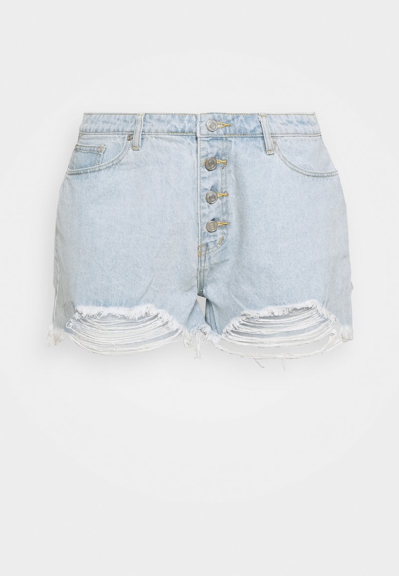 Shorts en denim bleu clair avec ourlets effilochés, braguette à quatre boutons, deux poches avant et une poche à monnaie sur un fond uni.
