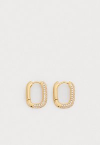 Złote kolczyki w kształcie owalu, z rzędem wtopionych przezroczystych kryształków wzdłuż jednej krawędzi. Gładkie metaliczne wykończenie i elegancki design.