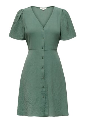 Robe verte à manches courtes texturée avec col en V, boutons sur le devant et jupe légèrement évasée.