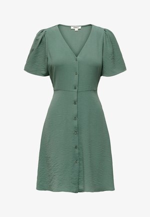 Vestito verde a maniche corte con trama, scollo a V, apertura frontale con bottoni e gonna leggermente svasata.