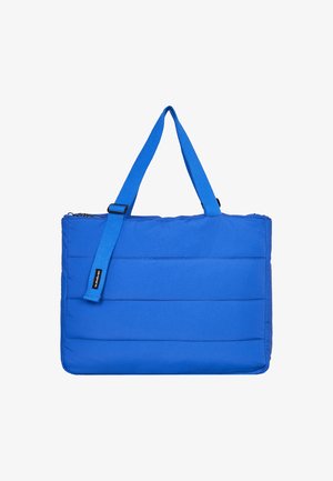 Blauwe tas met een quiltontwerp, voorzien van lange hengsels en een ritsluiting. Gemaakt van soepel, lichtgewicht materiaal.