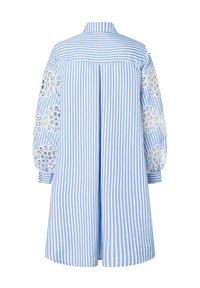 Blau-weiß gestreiftes langes Hemdkleid mit Puffärmeln, verziert mit weißen floralen Spitzenausschnitten und mit Knöpfen versehene Manschetten, Rückansicht.