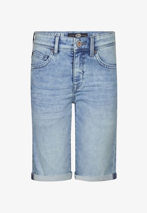 Korallinvärinen polo-paita, jossa on pieniä kuvioita, yhdistettynä vaaleansinisiin farkkushortseihin. Asusteena valkoiset lenkkarit ja raidalliset nilkkasukat.