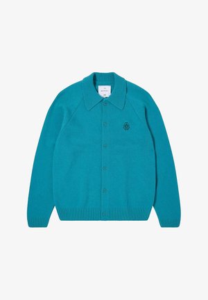 Cardigan lavorato a maglia in teal con colletto a punta, cinque bottoni, polsini a coste e un piccolo logo ricamato sul lato sinistro del petto.