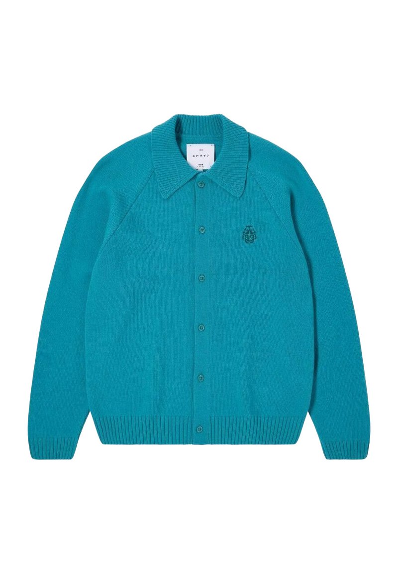 Cardigan lavorato a maglia in teal con colletto a punta, cinque bottoni, polsini a coste e un piccolo logo ricamato sul lato sinistro del petto.