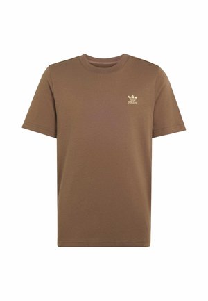 Brązowa koszulka Adidas z krótkim rękawem, z małym jasnym logo na lewym biuście i okrągłym dekoltem na białym tle.