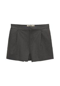 Shorts gris sur mesure en tissu texturé, dotés de plis, de poches avant et d'une ceinture avec passants.