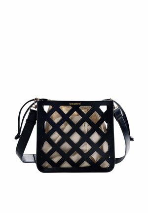 Bolso de hombro de cuero negro con diseño a cuadritos, con bolsa de tela beige en su interior y correa ajustable, nombre de la marca "GIOSEPPO" en el centro superior.