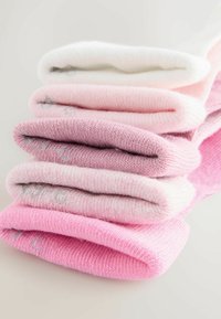 Set van zes opgerolde sokken in tinten wit en roze. Kenmerkt zich door een zachte gebreide textuur met subtiele kleurverlopen en een lichtgewicht ontwerp.