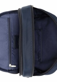 Borsa in tessuto blu navy di forma rettangolare, con cerniera argento, tasca interna e texture liscia. Design minimalista.