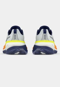 Hallitusjalatsid halli ülemise osa, tumesiniste aktsentide ning erksate oranžide ja kollaste detailidega. Silmapaistev tekstuurne materjal ja paks tallakujundus.