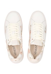 Weiße synthetische Sneaker mit blumigen Stoffakzenten, runden Zehen, gepolsterten Zungen und strukturierten Sohlen. Der Markenname "Venezia" ist auf den Innensohlen sichtbar.