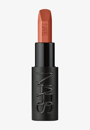 Brunlig nude læbestift med sort etui præget med mærkenavnet NARS, læbestiften delvist trukket ud.