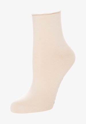 Beige enkelsok gemaakt van glad, rekbaar materiaal. Heeft een geribbelde boord met een naadloze teen en een goed passende hiel voor comfort en ondersteuning.