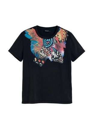 Schwarzes Baumwoll-T-Shirt mit einem bunten Schmetterlingsdesign in Blau, Orange und Weiß, rundem Ausschnitt und kurzen Ärmeln.