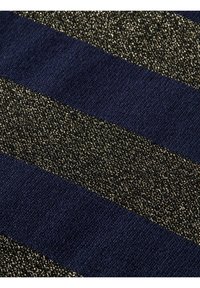 Tela de punto con rayas en azul marino y dorado metálico. Textura suave con un aspecto brillante, combinando patrones sólidos y reflectantes.