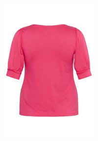 Haut rose à manches courtes avec un col rond, des manches bouffantes et une texture lisse semblable au coton. La vue arrière montre une coupe simple et un ourlet.