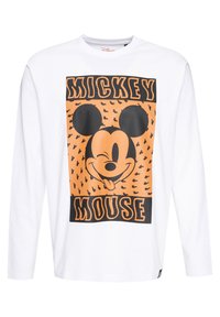 Hvid langærmet T-shirt med et stort orange og sort grafisk motiv af Mickey Mouse med teksten "MICKEY MOUSE" under illustrationen.