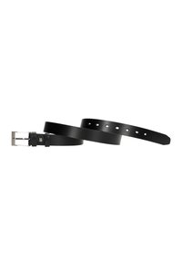 Zwarte leren riem met een sleek ontwerp, voorzien van een glanzende zilveren metalen gesp en meerdere verstelgaten langs de band.