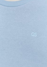 Lichtblauw T-shirt van katoen, met een ronde halslijn en een klein geborduurd "QS" logo. Zachte textuur en een casual pasvorm.