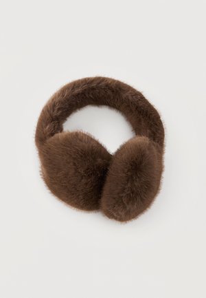Cache-oreilles marron en fausse fourrure avec un bandeau rembourré, sur un fond clair uni.
