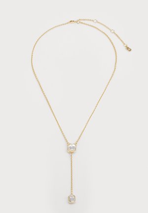 Colar dourado com duas pedras retangulares transparentes, suspensas por uma corrente delicada com um design de gota e comprimento ajustável.