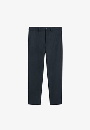 Granatowe spodnie w paski, o prostym kroju, z płaskim przodem i zapięciem na guzik. Wykonane z gładkiego materiału o subtelnej teksturze.