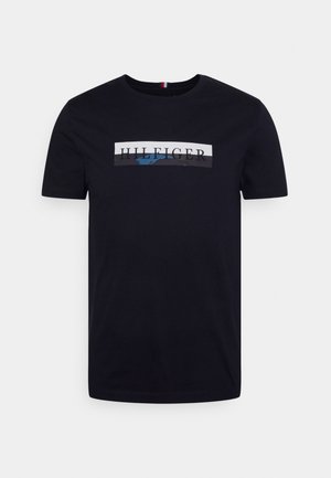 CAMO GRAPHIC TEE - Printtipaita - desert sky